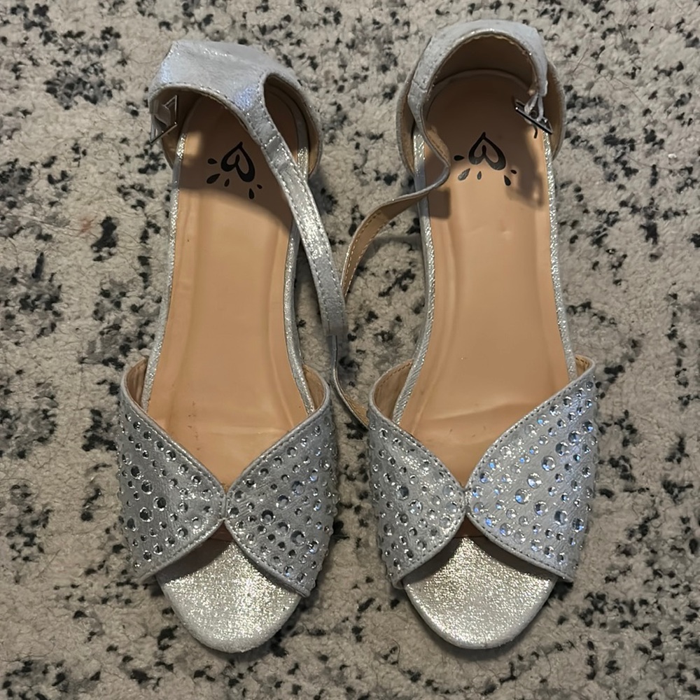 Girls silver peep toe shoes